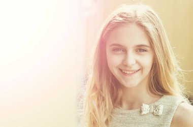Şehirde güneşli, yaz gününde gülümseyen mutlu güzel kız