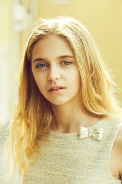 Sevimli yüz ve uzun saçlı güzel kız