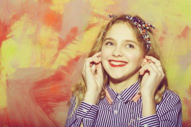 Neşeli güzel kız kulaklık ile müzik dinler