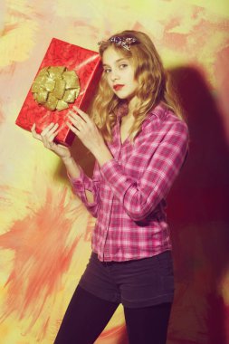 Kırmızı hediye kutusu altın yay ile güzel kız