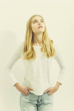 sarışın saçlı genç ve güzel kız