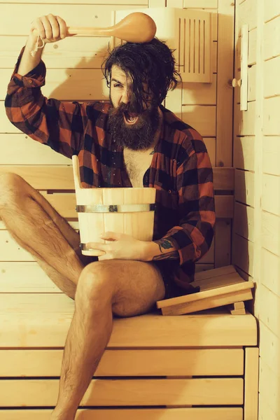 Bell'uomo barbuto urlando in bagno di legno con secchio — Foto Stock