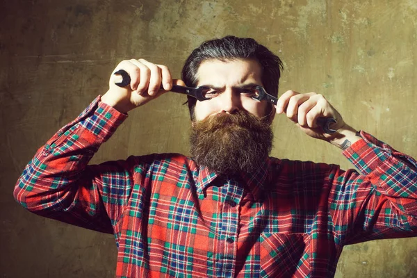 Страдающий бородатый мужчина застегивает глаза ключами — стоковое фото