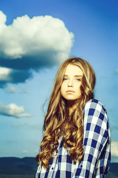 Chica bonita en el cielo azul — Foto de Stock