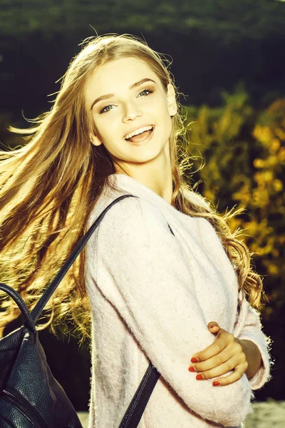 Menina bonita sorri ao ar livre — Fotografia de Stock