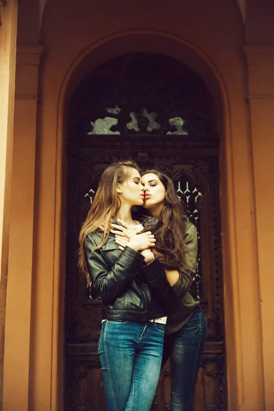 漂亮的女孩或性感女性时尚化妆 长发亲吻和拥抱在户外上木 前门的牛仔裤 同性恋的爱和 Lgbt — 图库照片