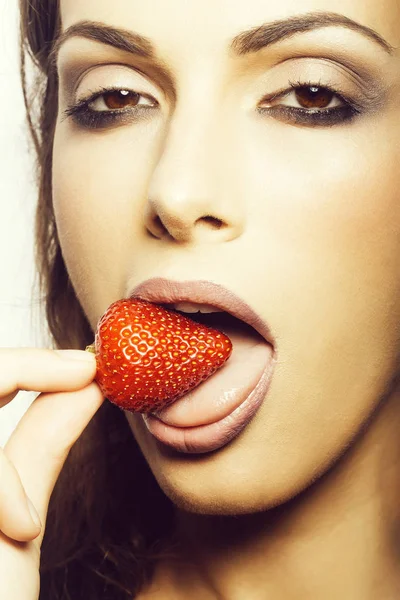 Szexi nő étkezési piros eper — Stock Fotó