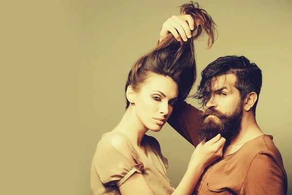 Couple sexy avec les cheveux longs et la barbe — Photo