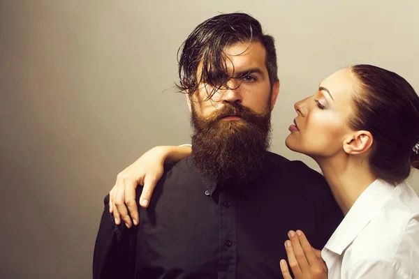 Jovem elegante sexy casal no estúdio — Fotografia de Stock