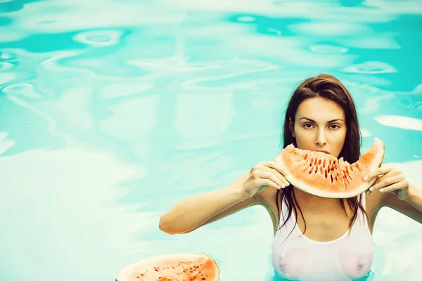 Сексуальная женщина с арбузом в бассейне — стоковое фото