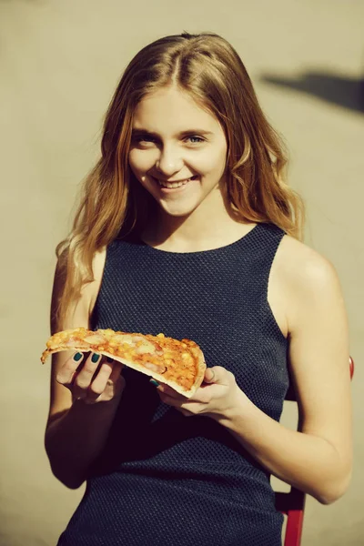 おいしいピザの部分で笑って幸せな美少女 — ストック写真