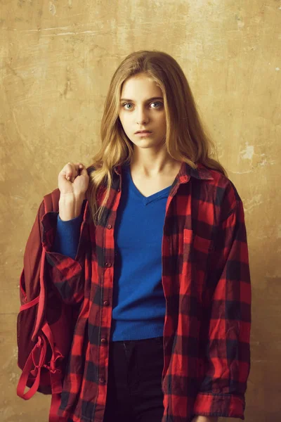 バックパックと赤い格子縞シャツの美しい少女 — ストック写真
