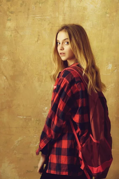 Όμορφο κορίτσι με το σακίδιο στο κομψό κόκκινο καρώ πουκάμισο — Φωτογραφία Αρχείου