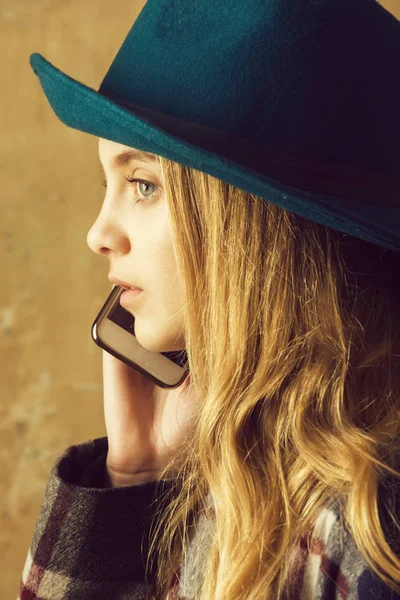 Το κορίτσι με το καπέλο με το τηλέφωνο — Φωτογραφία Αρχείου