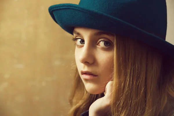 Дівчина в ретро-зеленому капелюсі і блондинка волосся — стокове фото