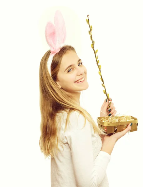 Feliz chica de Pascua en orejas de conejo con huevos de oro, sauce —  Fotos de Stock