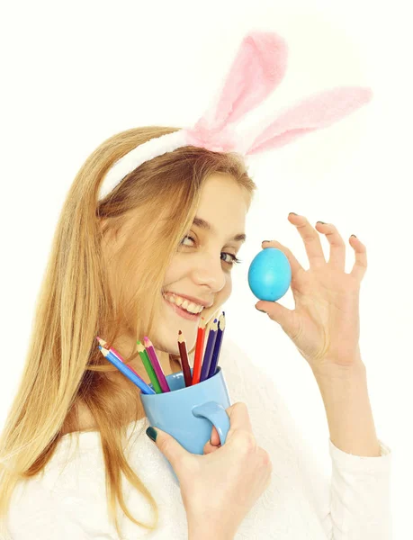 青い卵、鉛筆とバニーの耳で幸せなイースターの女の子 — ストック写真