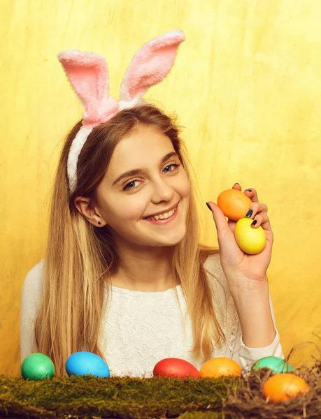 Glad påsk-flicka i bunny öron med ägg på grön mossa — Stockfoto