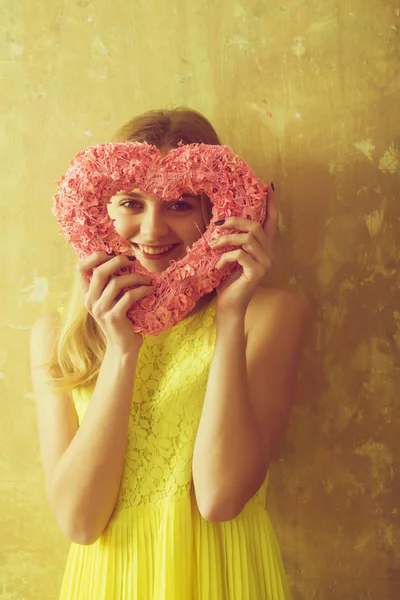 Όμορφος ευτυχισμένος κορίτσι με ροζ λυγαριά καρδιά για την ημέρα του Αγίου Βαλεντίνου — Φωτογραφία Αρχείου