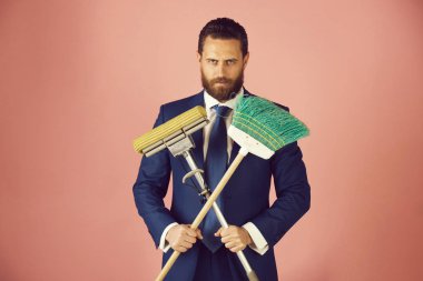 genç yakışıklı işadamı süpürge üzerinde pembe adam Temizleme
