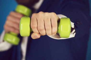 adam ya da yeşil barbell ile işadamı kıyafetle eller