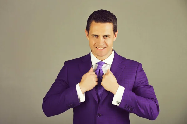 Homem segurando colarinho na elegante jaqueta violeta terno formal — Fotografia de Stock