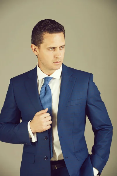 Hombre de negocios posando en traje violeta, camisa blanca y corbata — Foto de Stock