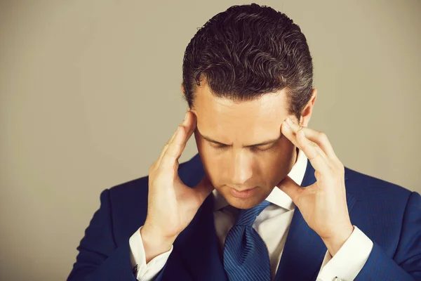 Uomo sensazione di mal di testa con elegante hai in abito blu — Foto Stock