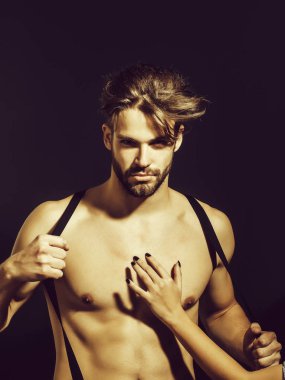 Yakışıklı kaslı seksi adam.