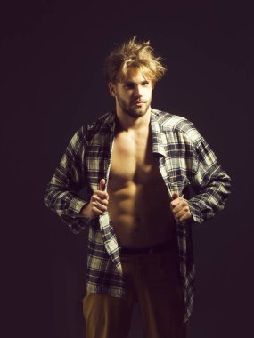 Seksi erkek gömlek çıkartıyor