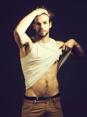 Yakışıklı kaslı seksi adam.