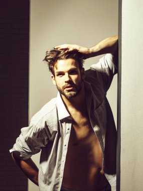 Sarı saçlı yakışıklı adam dokunur