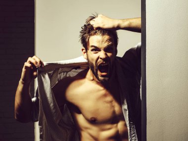 Kızgın adam kas gövde gösterir