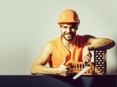 Seksi kaslı erkek yapıcı.