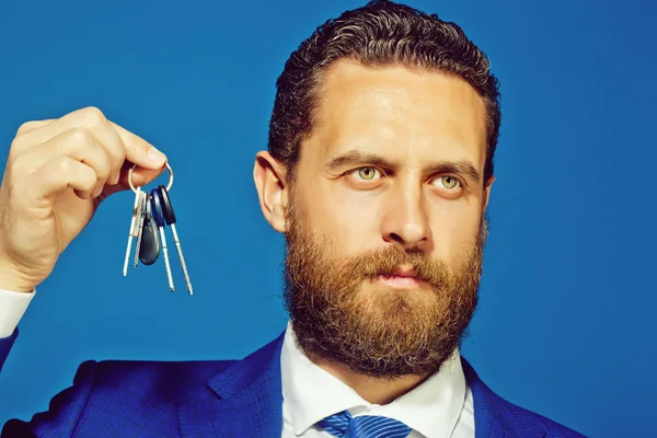 Homem ou homem de negócios com chave no terno, depósito e crédito — Fotografia de Stock
