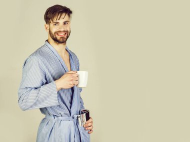 elbise Kupası ve dergi içinde gülümseyen adam