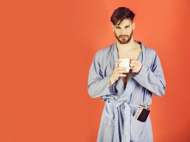 mavi elbise holding Kupası ve dergi içinde maço