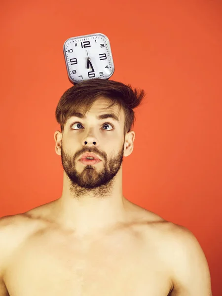 Hombre o macho sorprendido sosteniendo el despertador en la cabeza — Foto de Stock