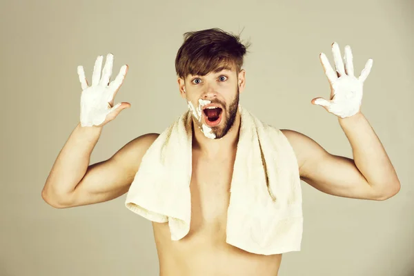 Hombre levantando las manos con crema de afeitar blanca o espuma —  Fotos de Stock