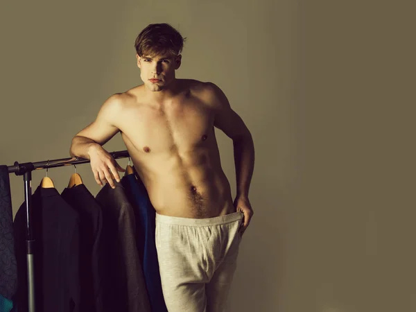 Homem escolhe camisa no armário em cuecas — Fotografia de Stock