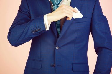 genç adam boş kartvizit ceket cebinden dışarı alır