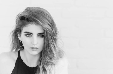 Mavi eys ve uzun saçlı güzel kız