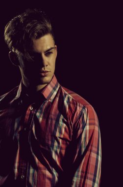 Kırmızı ekose tshirt poz yakışıklı adam