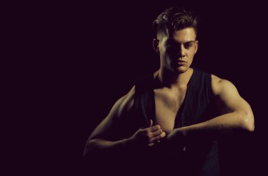 Yakışıklı adam unbuttoning yelek kas el ile