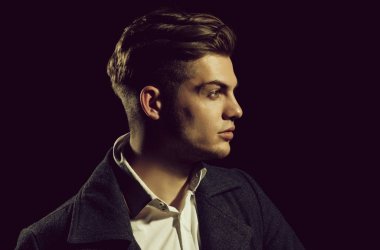 Ciddi yüzle poz şık sarışın saçlı yakışıklı adam