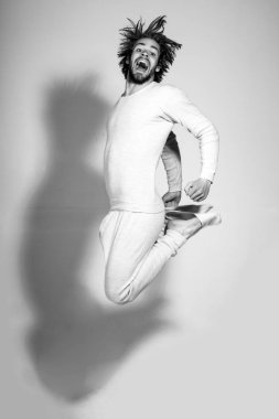 uzun uncombed saçlı, sabah egzersiz junping mutlu adam