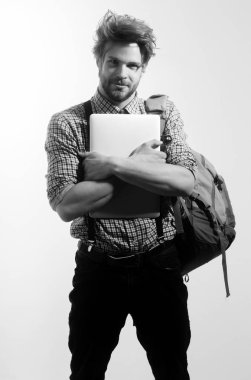 Yakışıklı adam veya sırt çantası ve dizüstü bilgisayar ile seyahat