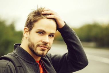 Genç seksi çekici adam