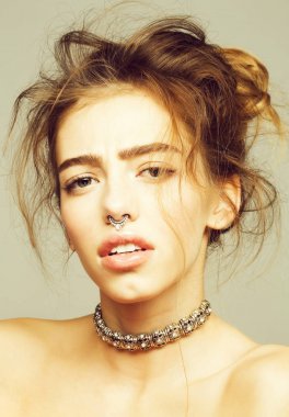 Çıplak omuz ile güzel kız