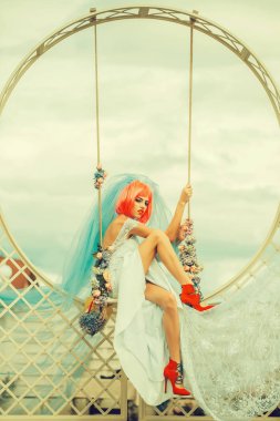 salıncak yakınındaki turuncu saçlı gelin